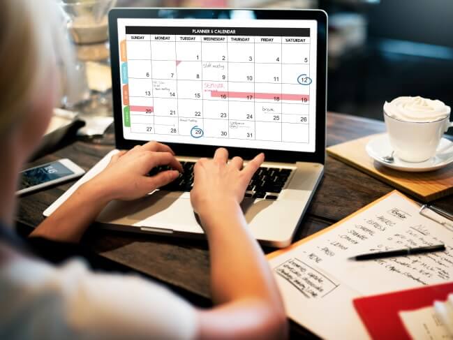 Middle school student with online calendar